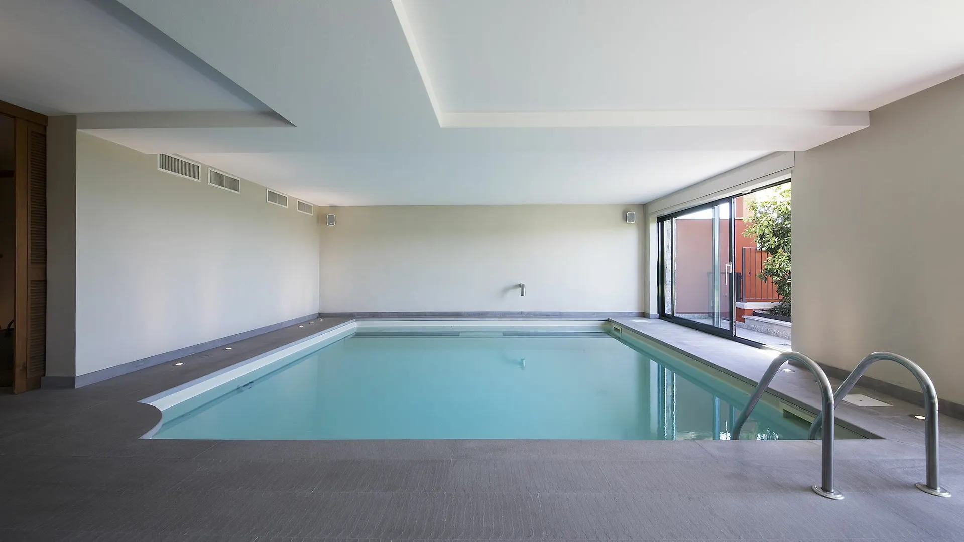 Appartamento Suite & Pool-Como House-160 Mt-Private Indoor Swimming Pool, Heated All Year-Private Covered Parking-Private Garden And Terrace-Fully Equipped Kitchen Italia